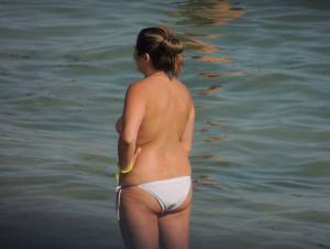 A-Topless-MILF-With-Her-Husband-on-the-Beach-f7bnm1ggjb.jpg