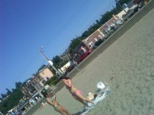 Italian Girls On The Beach x102-27bnwqj0gx.jpg