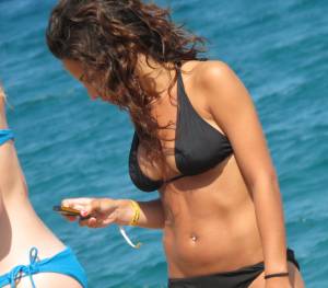 Italian Girls On The Beach x102-l7bnwow3xh.jpg