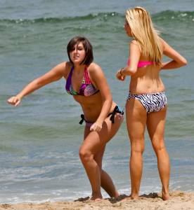 Italian Girls On The Beach x102-v7bnwp4xa0.jpg