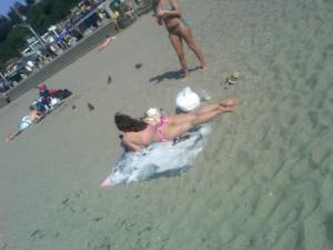 Italian Girls On The Beach x102-z7bnwq7odl.jpg
