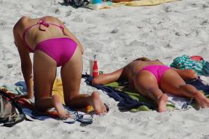 Italian-Girls-On-The-Beach-x102-37bnwpo526.jpg