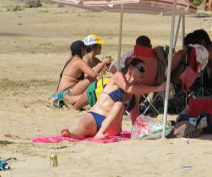 Spying-girl-on-beach-voyeur-candid-x97-r7boklcjzf.jpg