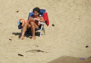 Spying-girl-on-beach-voyeur-candid-x97-z7bok9tu3o.jpg