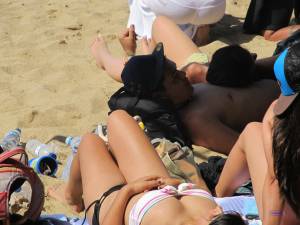 Spying-girl-on-beach-voyeur-candid-x97-q7bokjowup.jpg