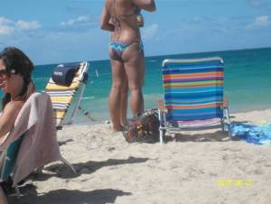 Spying-girl-on-beach-voyeur-candid-x97-r7bokjmgp1.jpg