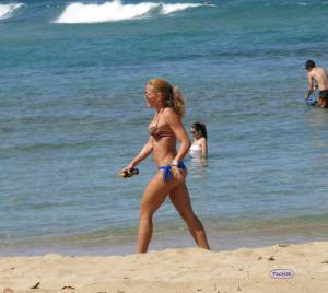 Spying-girl-on-beach-voyeur-candid-x97-y7bokkox0n.jpg