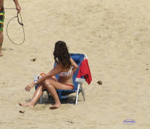 Spying-girl-on-beach-voyeur-candid-x97-r7bok9uqfp.jpg