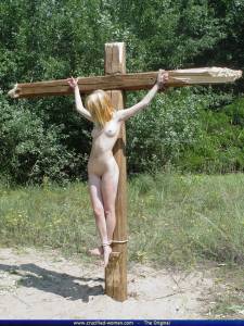 Jenifer-Crucified-Nude-%5Bx60%5D-s7bpe8nodf.jpg