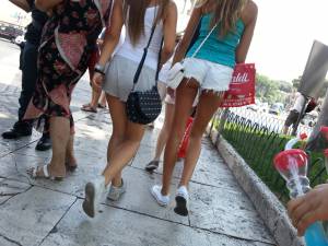 Italian-Girls-On-The-Street-o7bpigq3ex.jpg