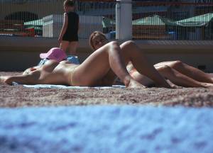 Amateur-Topless-Girls-on-Beach-Voyeur-Candids-u7bqqfhnjc.jpg