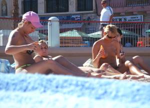 Amateur-Topless-Girls-on-Beach-Voyeur-Candids-e7bqqggzez.jpg