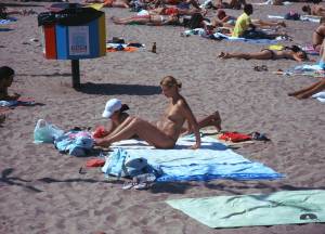 Amateur-Topless-Girls-on-Beach-Voyeur-Candids-17bqqhhbby.jpg