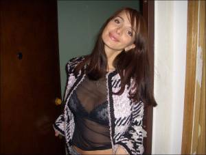 Young brunette wife at home [x28]-c7bqqh6nkf.jpg