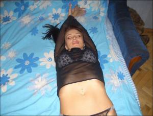 Young-brunette-wife-at-home-%5Bx28%5D-b7bqqihavp.jpg