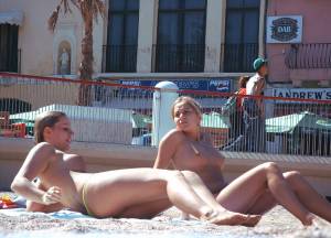 Amateur-Topless-Girls-on-Beach-Voyeur-Candids-l7bqqffdr6.jpg