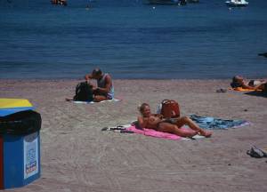 Amateur-Topless-Girls-on-Beach-Voyeur-Candids-j7bqqg9kpn.jpg