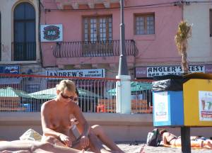 Amateur-Topless-Girls-on-Beach-Voyeur-Candids-s7bqqga0dg.jpg
