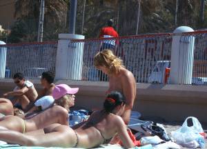 Amateur-Topless-Girls-on-Beach-Voyeur-Candids-17bqqgxt0l.jpg