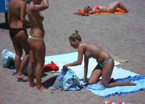 Amateur-Topless-Girls-on-Beach-Voyeur-Candids-i7bqqgpcor.jpg