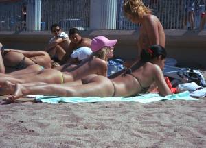 Amateur-Topless-Girls-on-Beach-Voyeur-Candids-a7bqqgu2kg.jpg
