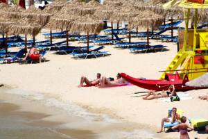 Italian mom caught topless in Psarou and Ornos beach,Mykonos!s7btqxxtef.jpg