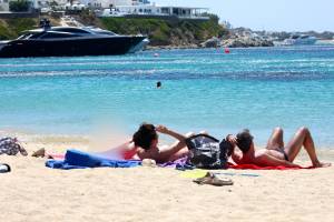 Italian-mom-caught-topless-in-Psarou-and-Ornos-beach%2CMykonos%21-u7btqxvrno.jpg