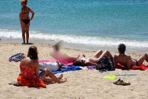 Italian-mom-caught-topless-in-Psarou-and-Ornos-beach%2CMykonos%21-e7btqxplxw.jpg