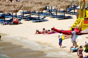 Italian-mom-caught-topless-in-Psarou-and-Ornos-beach%2CMykonos%21-e7btraf4dr.jpg