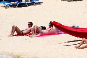Italian-mom-caught-topless-in-Psarou-and-Ornos-beach%2CMykonos%21-07btraabqy.jpg
