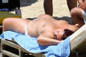 Large-young-woman-in-topless-in-Platys-Gialos%2C-Mykonos-57bwr1aiok.jpg