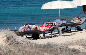 Mature babe caught topless in Plaka beach, Naxos x3777bwsk26xj.jpg