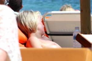 Mix of topless girls caught in Mykonos Greece37bwufhhlv.jpg