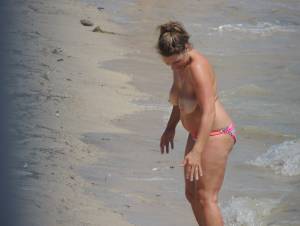 Bikini-milf-with-very-big-tits-77bwvs4ja5.jpg