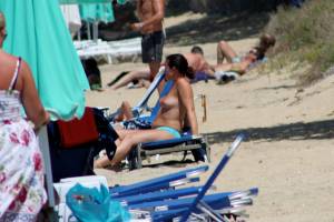 Mom beauty caught topless in Agia Anna, Naxosn7bwvrqsjp.jpg