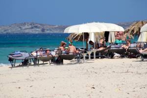 Mature babe caught topless in Plaka beach, Naxos x3757bwskktkd.jpg