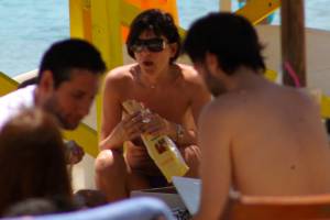 Mature-caught-topless-in-Paraga-beach%2C-Mykonos-p7bwtecwbr.jpg