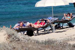 Mature babe caught topless in Plaka beach, Naxos x37n7bwsk105e.jpg