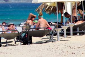 Mature babe caught topless in Plaka beach, Naxos x37j7bwsk9yuv.jpg