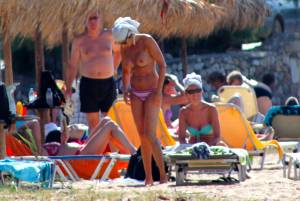 Babe with fake tits caught topless in Naoussa, Paros!r7bx8e9dxo.jpg