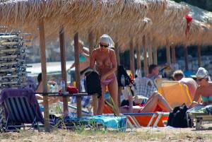 Babe with fake tits caught topless in Naoussa, Paros!v7bx8etd0b.jpg