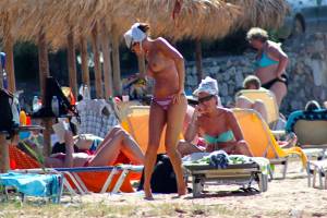 Babe with fake tits caught topless in Naoussa, Paros!r7bx8eoafa.jpg